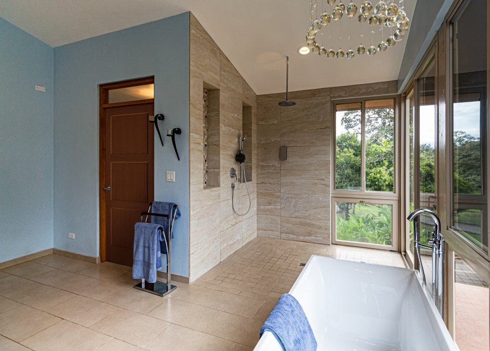 Imagen de cuarto de baño principal contemporáneo de tamaño medio sin sin inodoro con bañera exenta, baldosas y/o azulejos multicolor, paredes azules, suelo de baldosas de porcelana, suelo beige y ducha abierta
