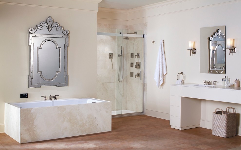 Foto på ett stort vintage en-suite badrum, med ett undermonterad handfat, marmorbänkskiva, ett undermonterat badkar, en kantlös dusch, beige kakel, stenkakel, öppna hyllor, beige skåp, en toalettstol med hel cisternkåpa, beige väggar och korkgolv