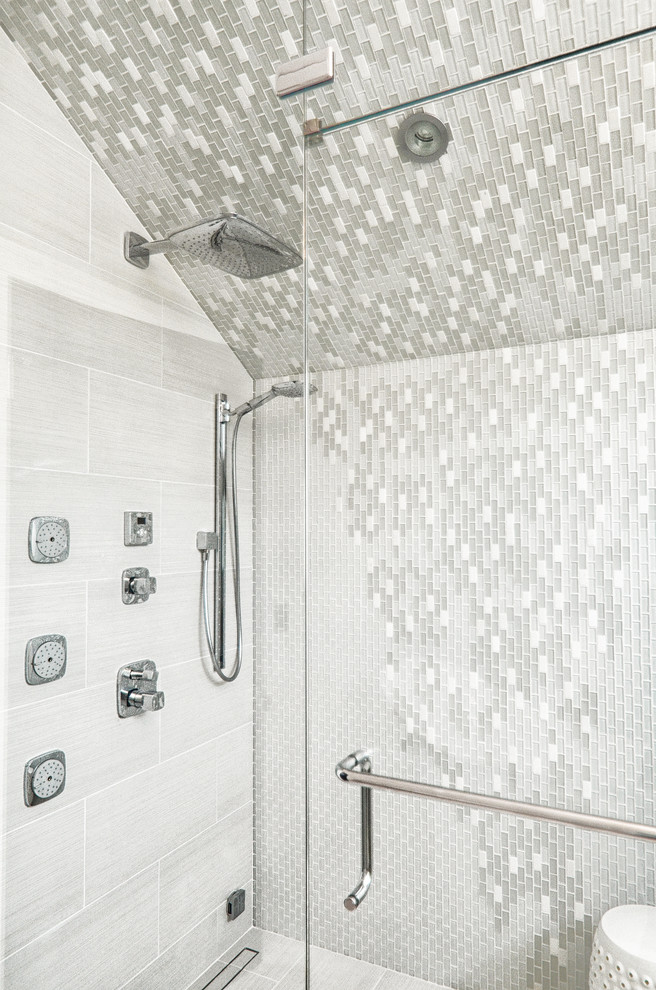 Imagen de cuarto de baño principal tradicional renovado grande con baldosas y/o azulejos grises, ducha abierta, paredes grises, baldosas y/o azulejos de piedra, suelo de mármol y lavabo tipo consola