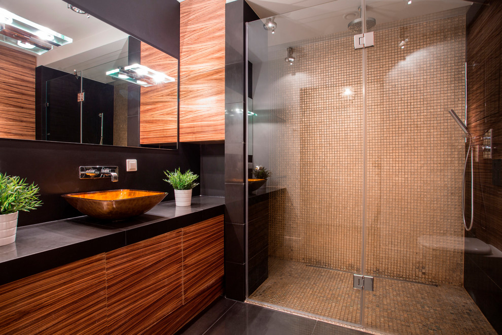 Идея дизайна: главная ванная комната в восточном стиле с раковиной с несколькими смесителями, душем с распашными дверями, разноцветной плиткой и черным полом