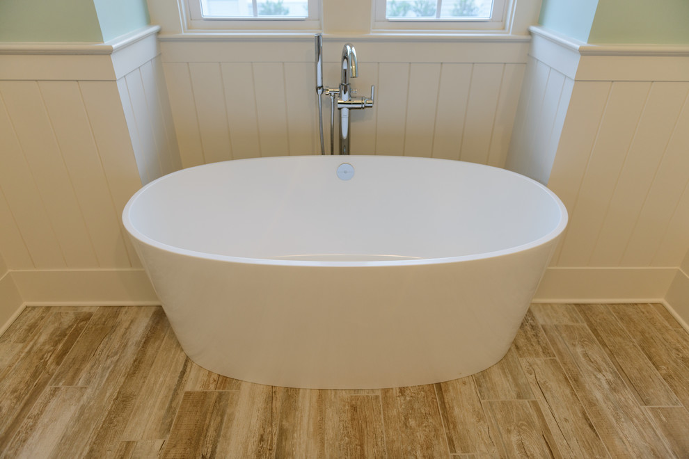 Стильный дизайн: маленькая ванная комната в стиле неоклассика (современная классика) с отдельно стоящей ванной, белыми стенами и светлым паркетным полом для на участке и в саду - последний тренд