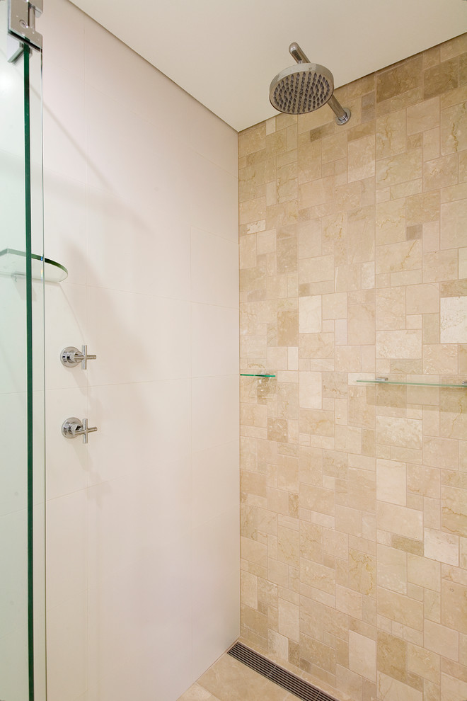 Klassisches Badezimmer mit Aufsatzwaschbecken, Wandtoilette und Steinfliesen in Sydney