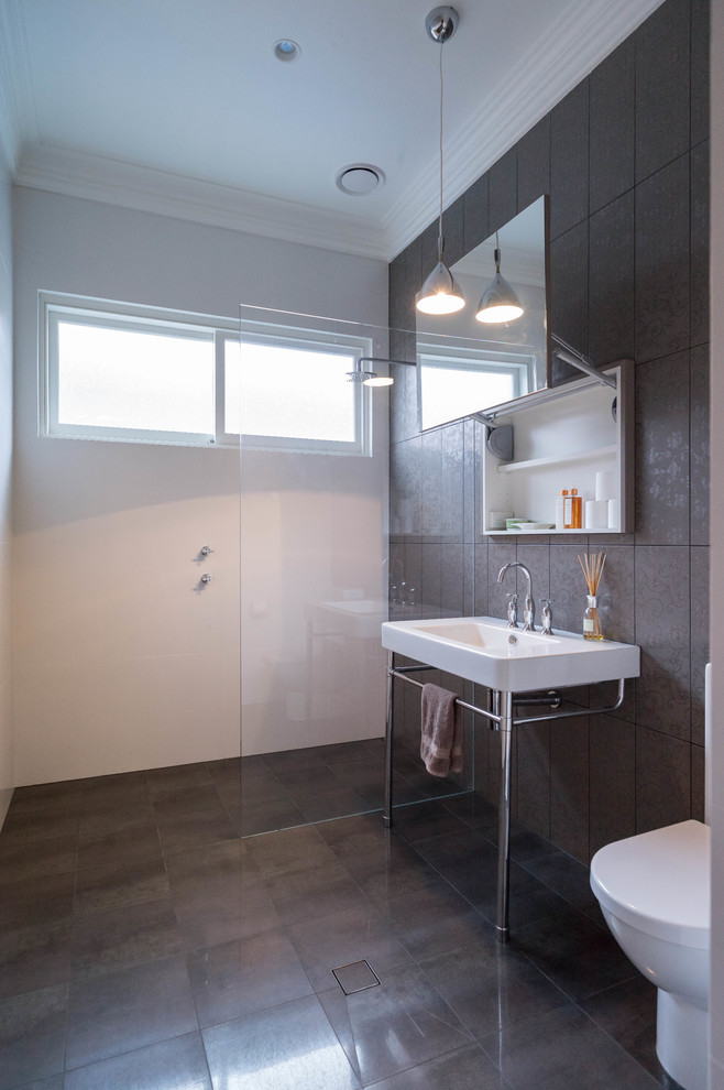 Пример оригинального дизайна: ванная комната в стиле неоклассика (современная классика) с консольной раковиной, открытым душем, унитазом-моноблоком, керамогранитной плиткой и открытым душем