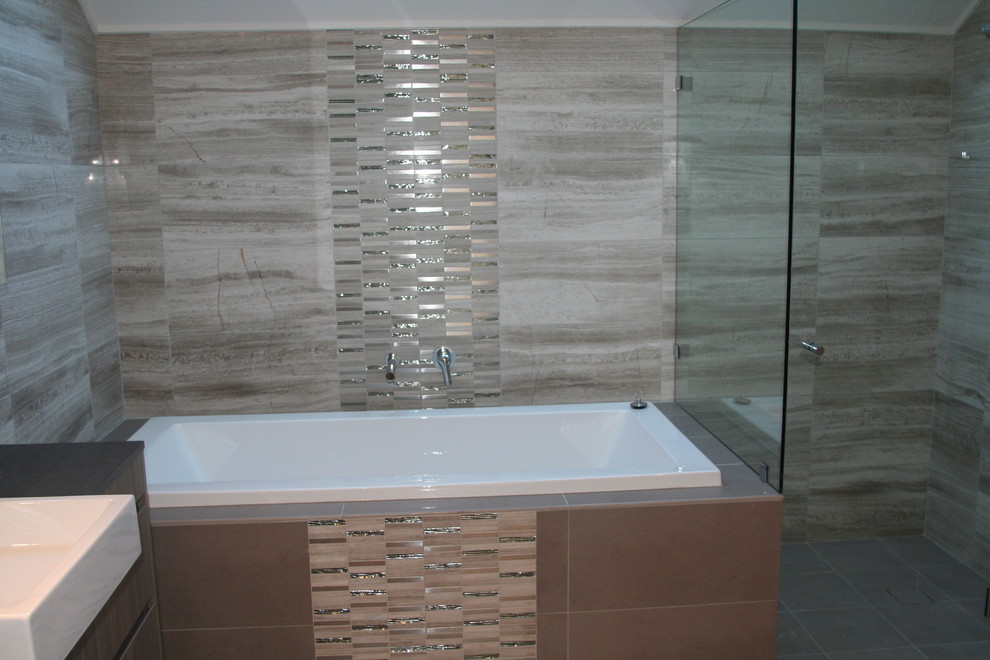 Réalisation d'une salle de bain design avec un carrelage gris et un carrelage en pâte de verre.