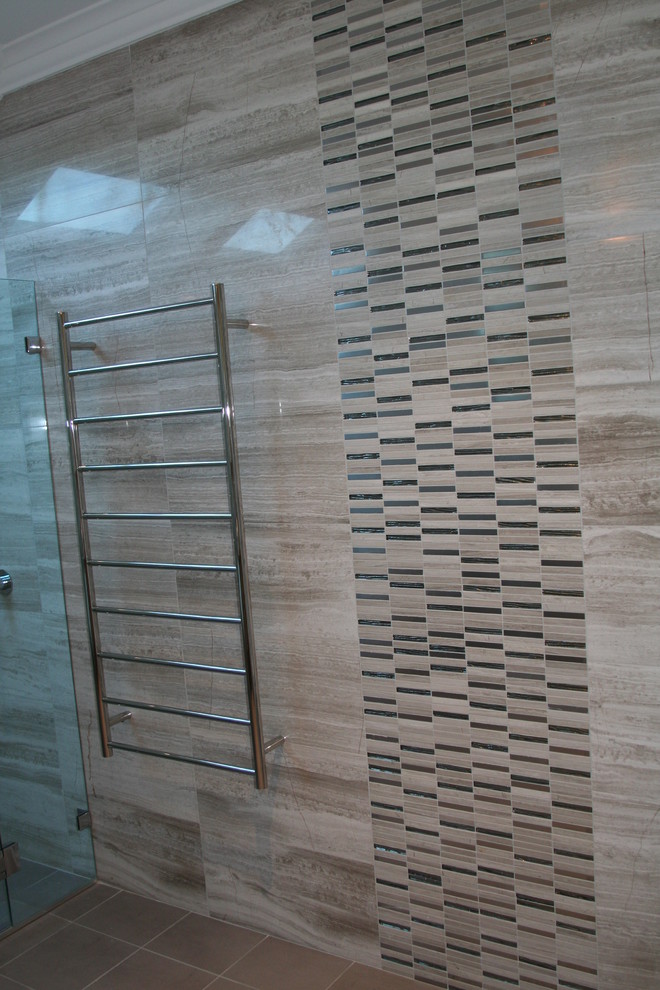 Modernes Badezimmer mit grauen Fliesen und Glasfliesen in Sydney