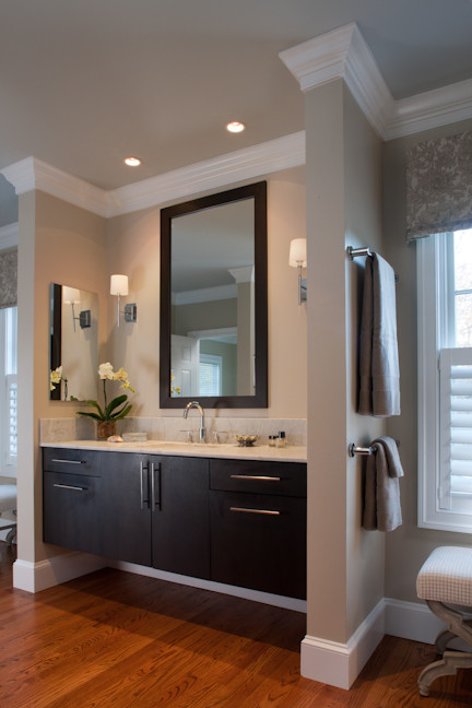 Свежая идея для дизайна: большая ванная комната в стиле неоклассика (современная классика) с плоскими фасадами, черными фасадами, полновстраиваемой ванной, душем в нише, мраморной плиткой, бежевыми стенами, паркетным полом среднего тона, врезной раковиной, мраморной столешницей, коричневым полом и душем с распашными дверями - отличное фото интерьера