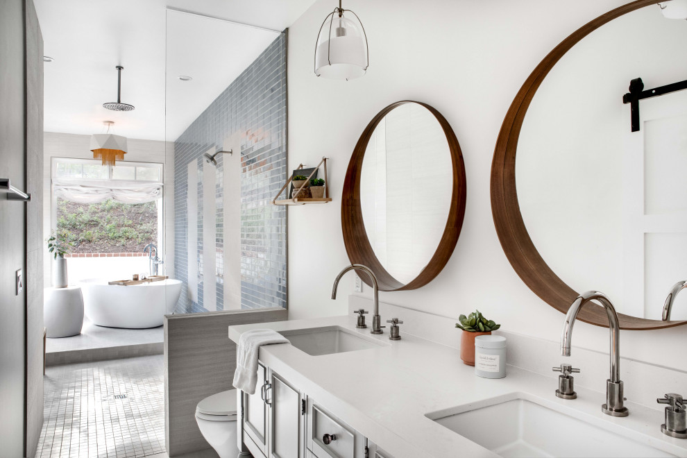 Стильный дизайн: главная ванная комната с отдельно стоящей ванной - последний тренд