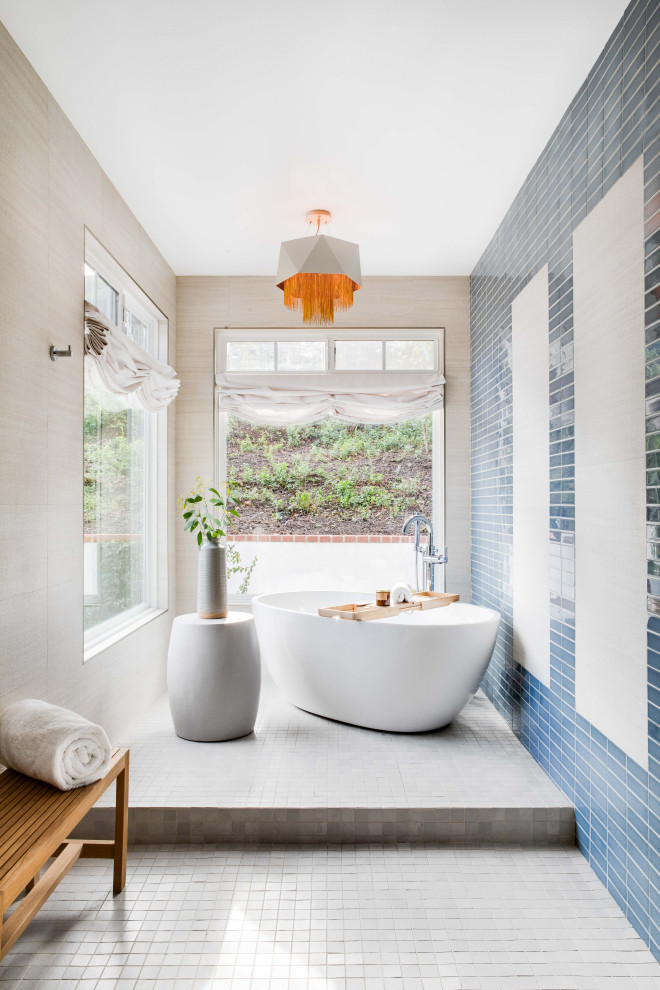 Пример оригинального дизайна: главная ванная комната в современном стиле с отдельно стоящей ванной, бежевой плиткой, синей плиткой и бежевым полом