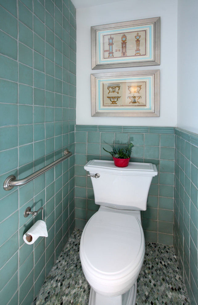 Свежая идея для дизайна: туалет в морском стиле - отличное фото интерьера