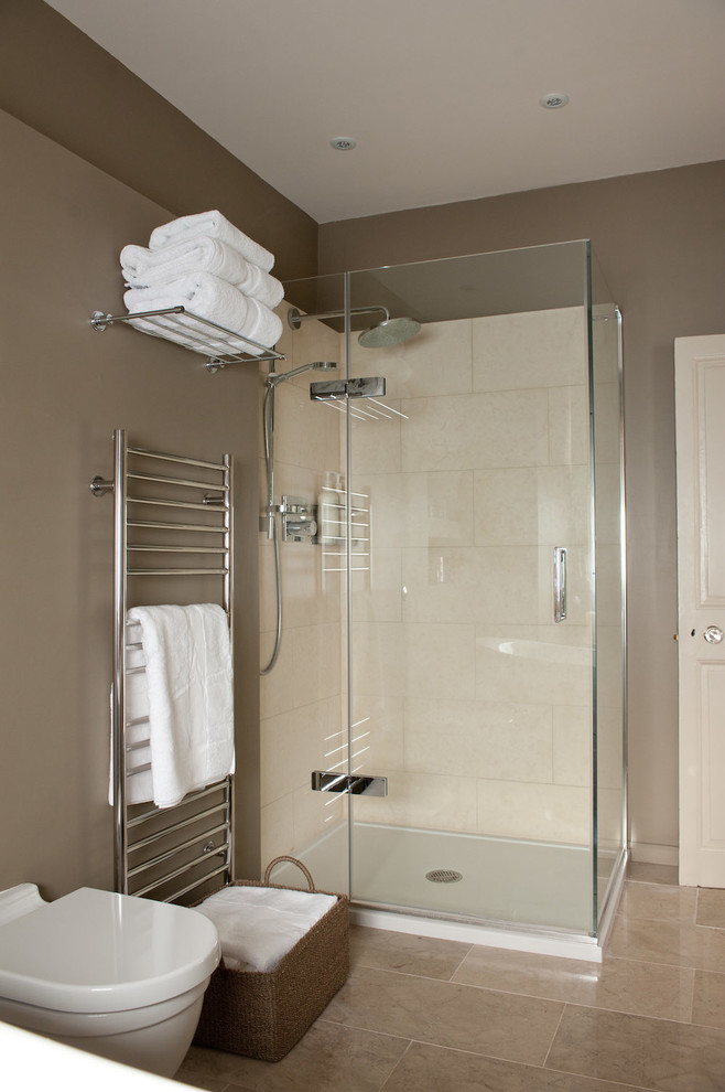 Réalisation d'une salle de bain design avec une baignoire indépendante, une douche double, un mur marron et un sol en marbre.