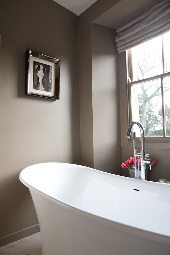 На фото: ванная комната в современном стиле с отдельно стоящей ванной, двойным душем, коричневыми стенами и мраморным полом с