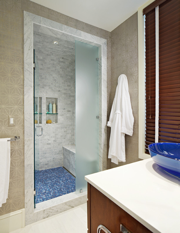Пример оригинального дизайна: главная ванная комната среднего размера в современном стиле с плоскими фасадами, темными деревянными фасадами, угловым душем, бежевыми стенами, полом из керамогранита, настольной раковиной и столешницей из гранита