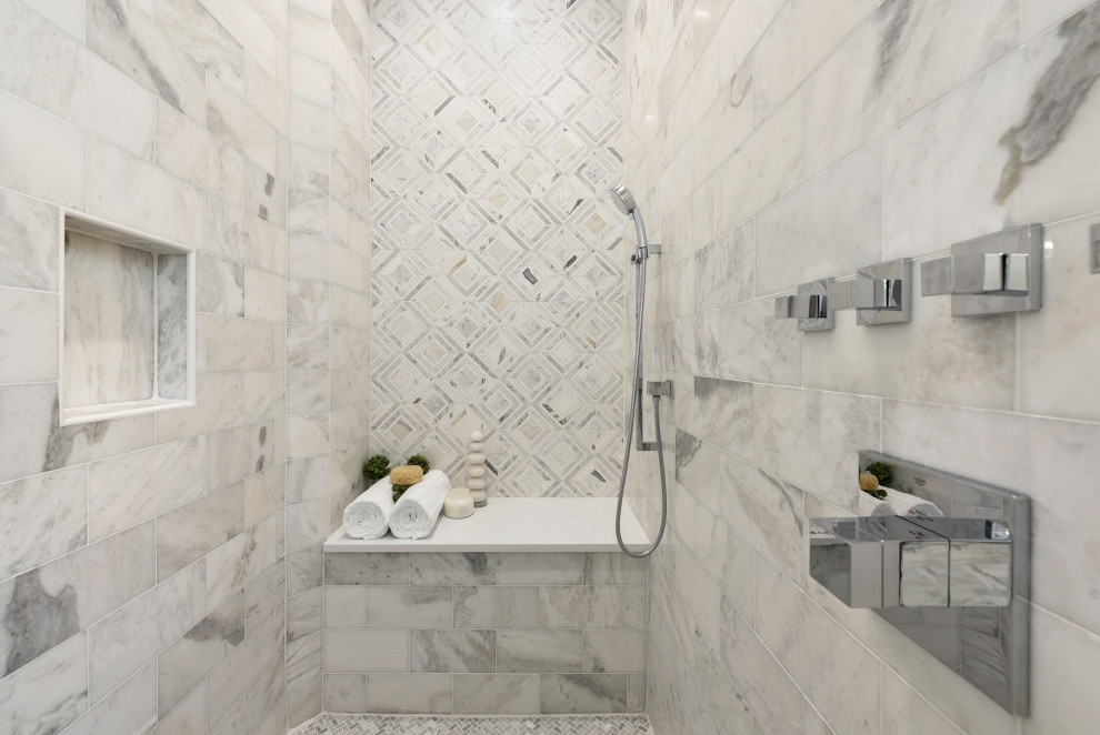 Idéer för ett stort maritimt en-suite badrum, med marmorbänkskiva