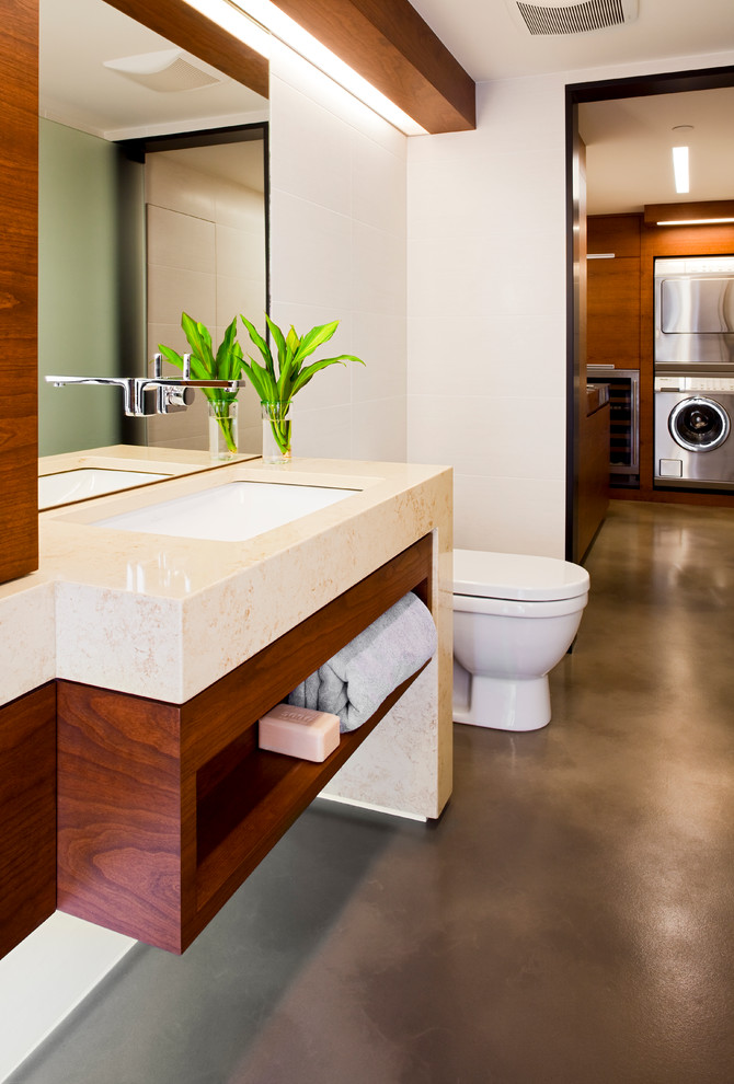 Imagen de cuarto de baño actual con lavabo bajoencimera, suelo de cemento y tendedero