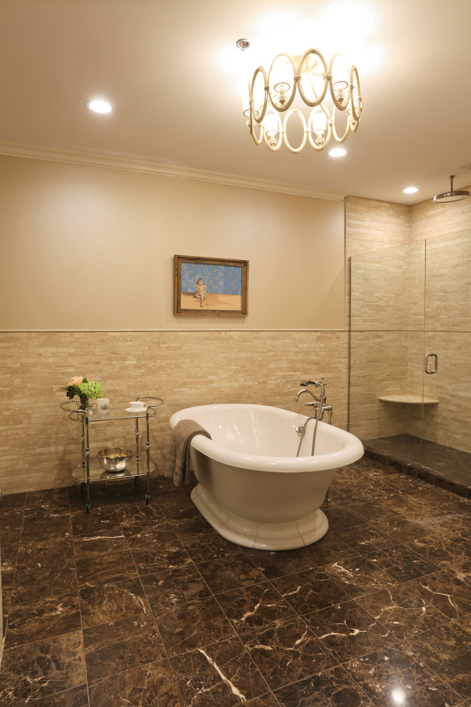 Esempio di una stanza da bagno padronale minimalista di medie dimensioni con vasca freestanding, piastrelle beige, piastrelle in travertino, pareti beige, pavimento in marmo, pavimento marrone, porta doccia a battente e doccia alcova