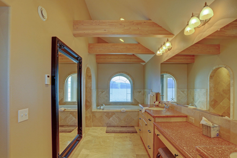Стильный дизайн: большая главная ванная комната в классическом стиле с плоскими фасадами, коричневыми фасадами, накладной ванной, душем без бортиков, бежевой плиткой, мраморной плиткой, бежевыми стенами, мраморным полом, врезной раковиной, столешницей из искусственного кварца, бежевым полом, открытым душем, разноцветной столешницей, сиденьем для душа, тумбой под две раковины, встроенной тумбой, деревянным потолком и деревянными стенами - последний тренд