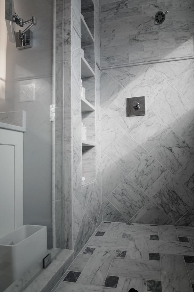 Diseño de cuarto de baño principal contemporáneo grande con armarios con paneles empotrados, puertas de armario blancas, ducha empotrada, sanitario de pared, paredes blancas, lavabo bajoencimera y ducha con puerta con bisagras