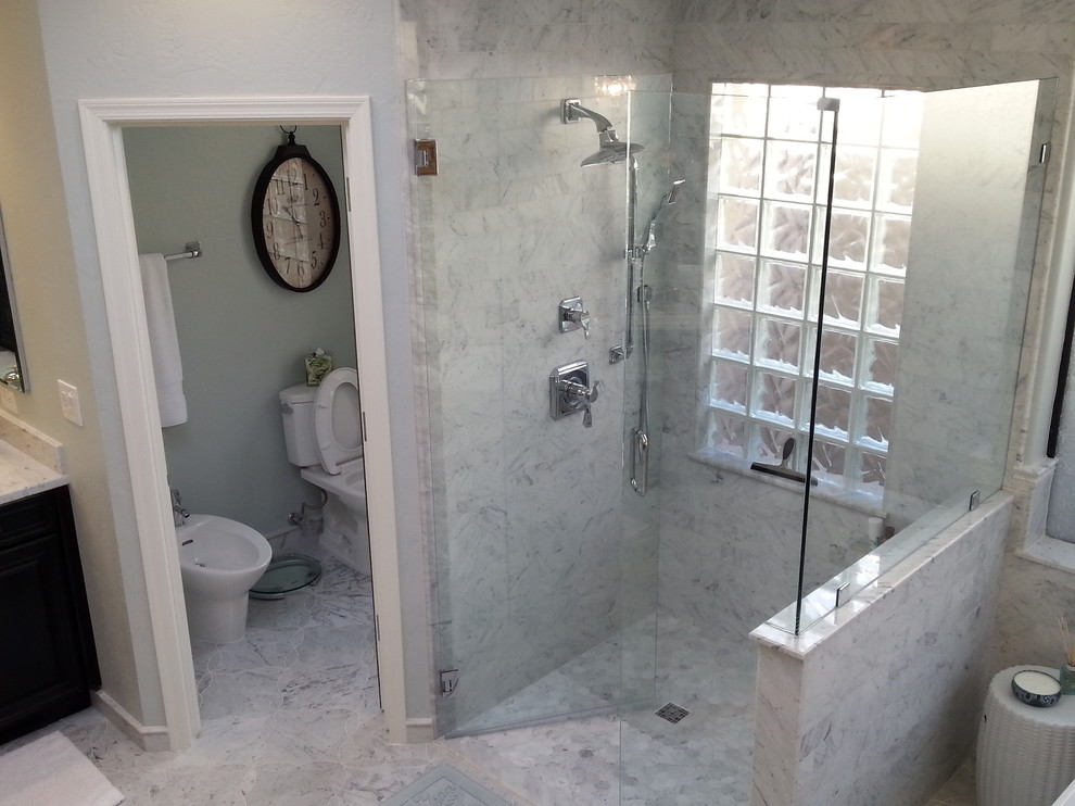 Idée de décoration pour une salle de bain principale design avec une baignoire indépendante, une douche d'angle, un carrelage blanc, du carrelage en marbre, un mur gris, un sol en marbre, un plan de toilette en marbre, un sol multicolore et une cabine de douche à porte battante.