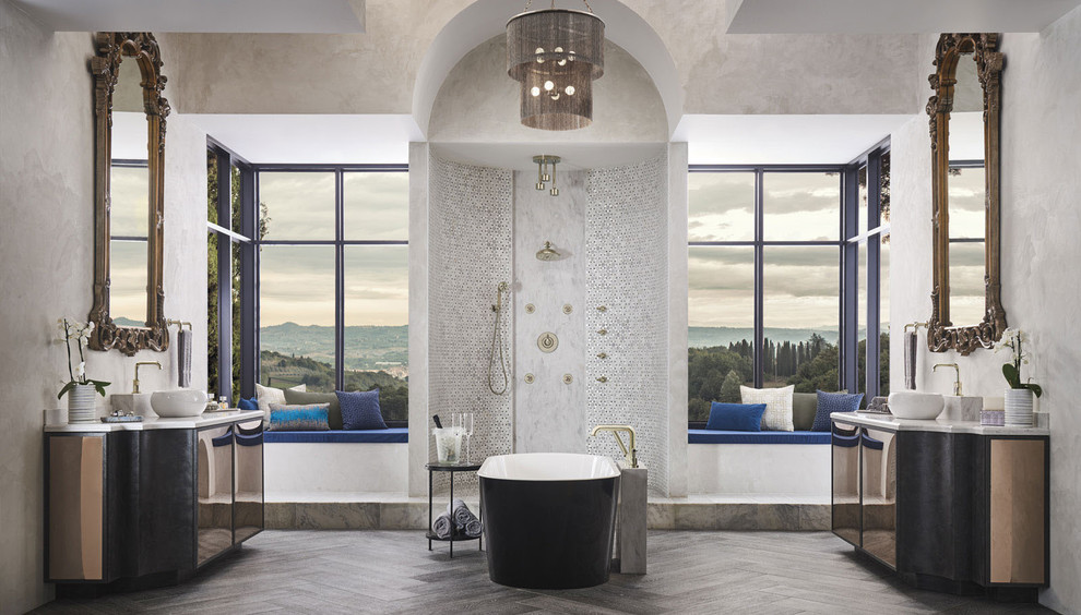 Свежая идея для дизайна: огромная главная ванная комната в современном стиле с фасадами островного типа, черными фасадами, отдельно стоящей ванной, открытым душем, серой плиткой, разноцветной плиткой, белой плиткой, плиткой мозаикой, серыми стенами, полом из керамической плитки, настольной раковиной, столешницей из гранита, серым полом и открытым душем - отличное фото интерьера