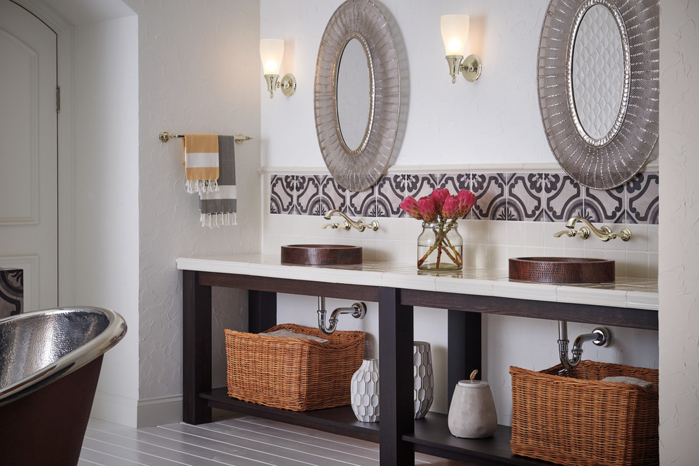 Пример оригинального дизайна: огромная главная ванная комната в современном стиле с открытыми фасадами, темными деревянными фасадами, отдельно стоящей ванной, разноцветной плиткой, керамической плиткой, белыми стенами, деревянным полом, настольной раковиной, столешницей из плитки и белым полом