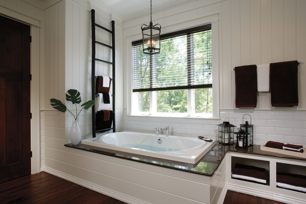 Esempio di una grande stanza da bagno padronale chic con vasca da incasso, pareti bianche e parquet scuro