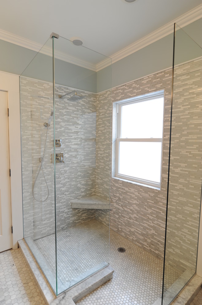 シカゴにあるラグジュアリーなビーチスタイルのおしゃれな浴室 (アンダーカウンター洗面器、シェーカースタイル扉のキャビネット、珪岩の洗面台、オープン型シャワー、マルチカラーのタイル、ガラスタイル) の写真