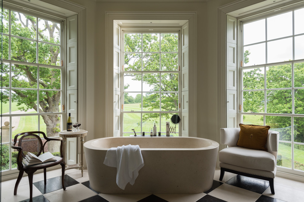 Стильный дизайн: ванная комната в классическом стиле с отдельно стоящей ванной, белой плиткой, белыми стенами и разноцветным полом - последний тренд