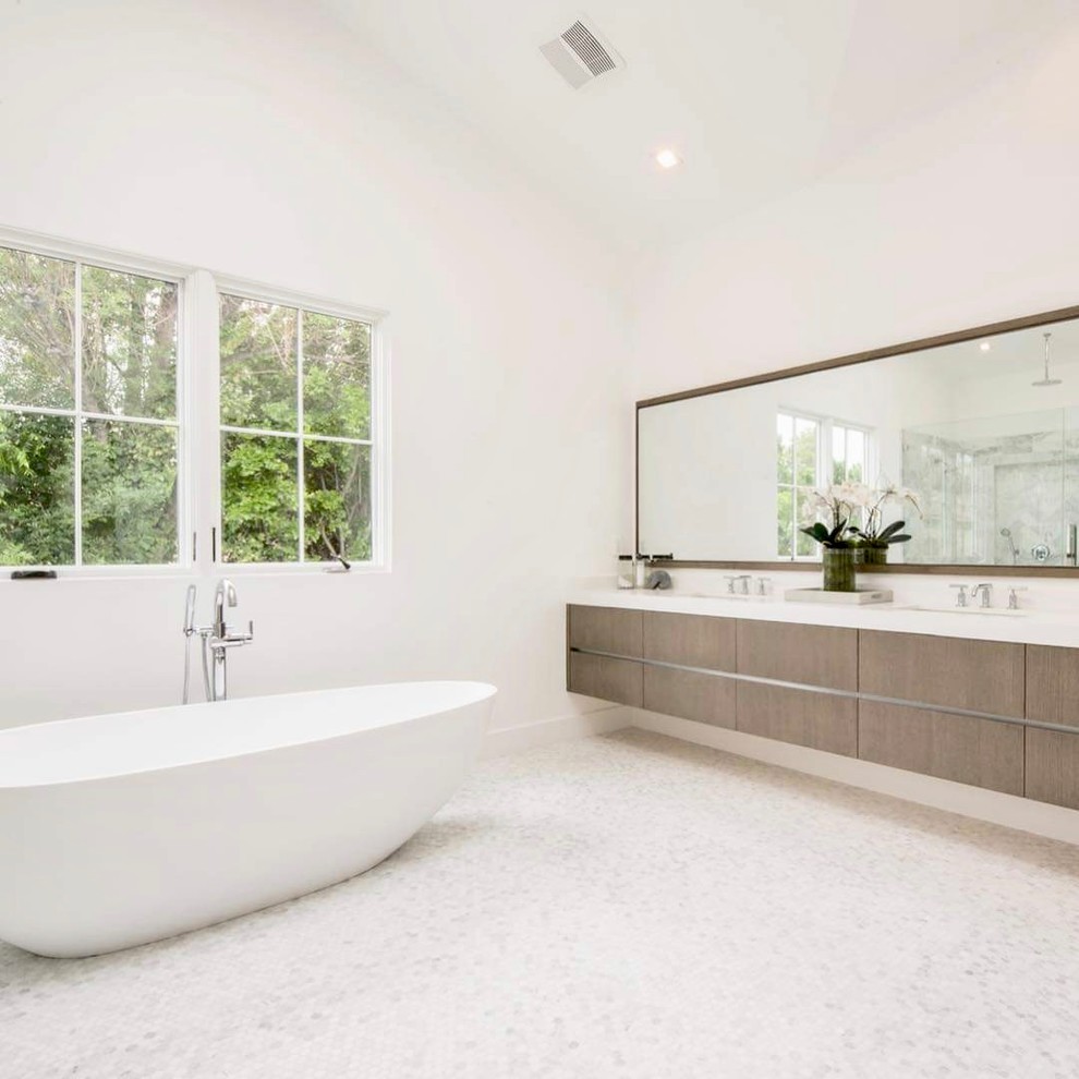 Immagine di un'ampia stanza da bagno padronale moderna con consolle stile comò, ante in legno bruno, vasca freestanding, top in granito, top bianco, due lavabi e mobile bagno sospeso