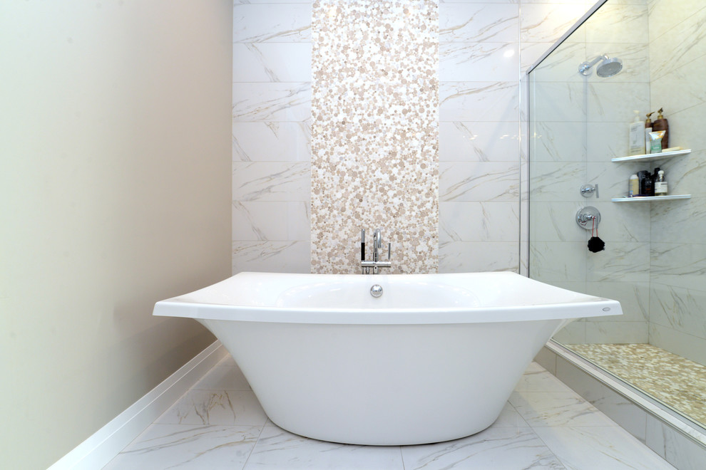 Свежая идея для дизайна: главная ванная комната среднего размера в современном стиле с плоскими фасадами, серыми фасадами, отдельно стоящей ванной, угловым душем, бежевой плиткой, белой плиткой, плиткой мозаикой, разноцветными стенами, мраморным полом, врезной раковиной и столешницей из искусственного камня - отличное фото интерьера
