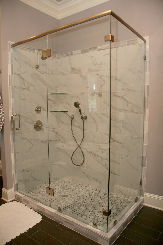 На фото: ванная комната среднего размера в современном стиле с угловым душем, фиолетовыми стенами, полом из мозаичной плитки, серой плиткой, белой плиткой, каменной плиткой и душевой кабиной с