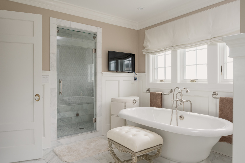 Diseño de cuarto de baño principal costero extra grande con paredes beige, suelo blanco, ducha con puerta con bisagras, bañera exenta, ducha empotrada, baldosas y/o azulejos grises y ventanas