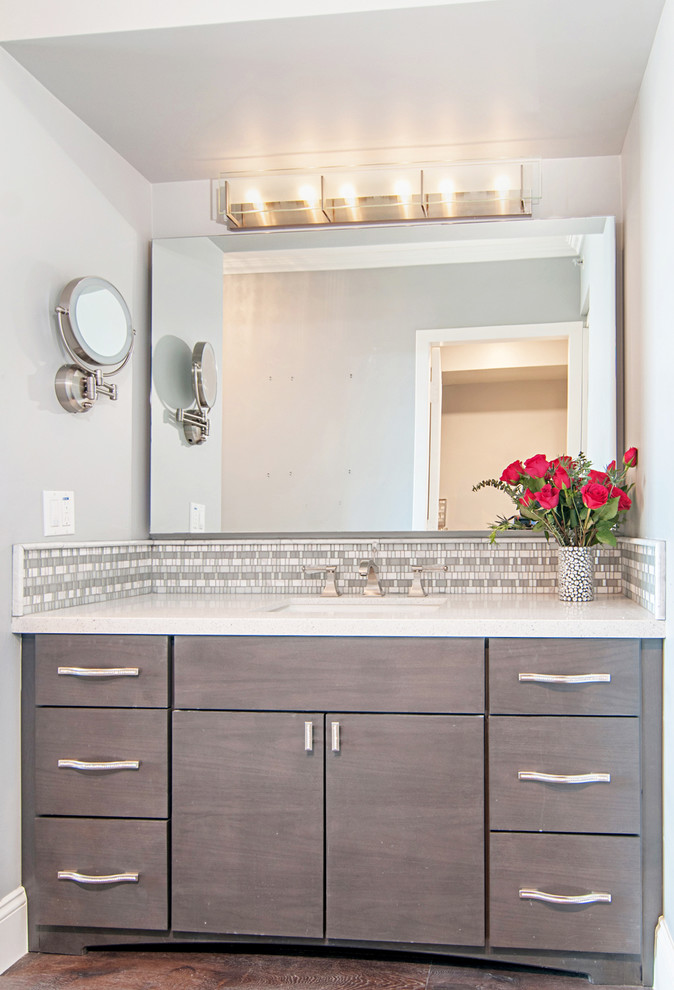 Foto på ett litet funkis en-suite badrum, med ett undermonterad handfat, luckor med infälld panel, grå skåp, grå kakel, glaskakel, grå väggar och mörkt trägolv