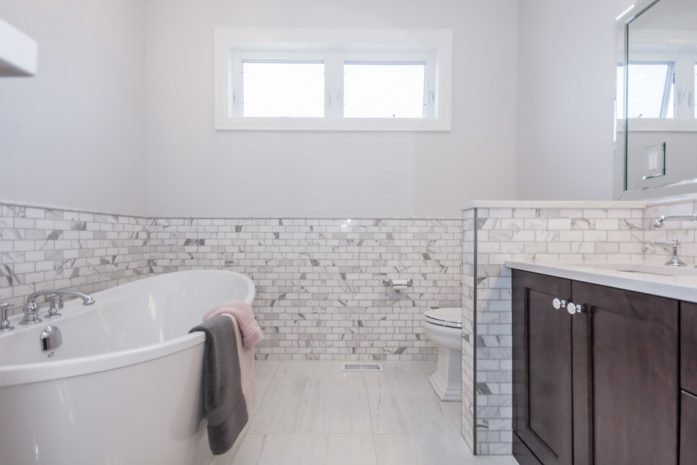 Modernes Badezimmer mit Toilette mit Aufsatzspülkasten, farbigen Fliesen, Marmorfliesen, bunten Wänden, Porzellan-Bodenfliesen und weißem Boden in Toronto