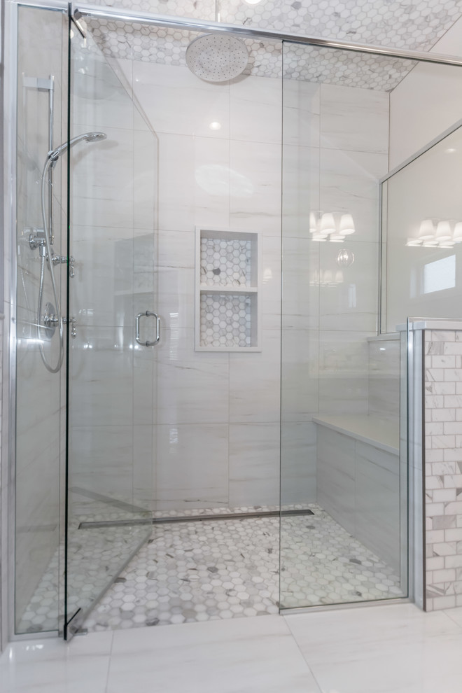 Foto di una stanza da bagno moderna con doccia a filo pavimento, piastrelle bianche, piastrelle in gres porcellanato, pavimento in gres porcellanato, pavimento multicolore e porta doccia a battente