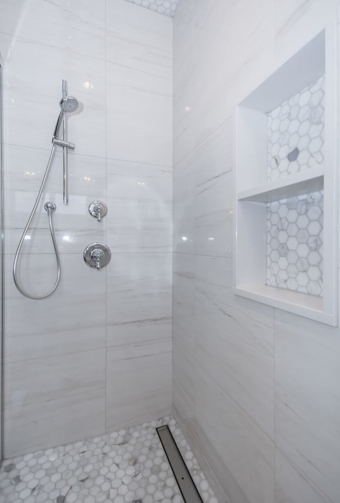 Großes Modernes Badezimmer mit bodengleicher Dusche, weißen Fliesen, Porzellanfliesen, buntem Boden und Marmorboden in Toronto