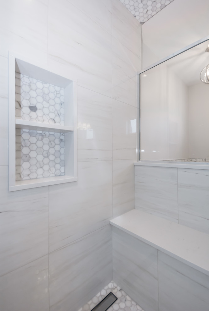 Стильный дизайн: большая ванная комната в стиле модернизм с душем без бортиков, белой плиткой, керамогранитной плиткой, мраморным полом и разноцветным полом - последний тренд