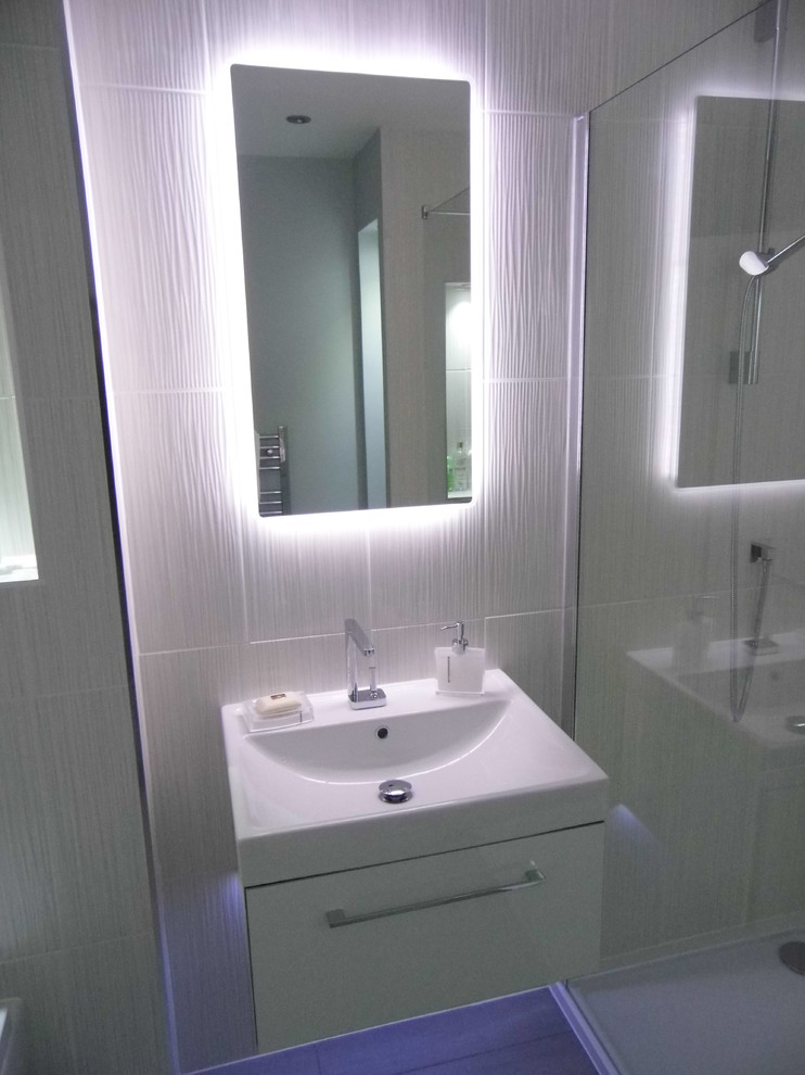 Стильный дизайн: ванная комната среднего размера в современном стиле с накладной раковиной, открытым душем, инсталляцией, серой плиткой, керамогранитной плиткой, серыми стенами, полом из керамогранита и душевой кабиной - последний тренд