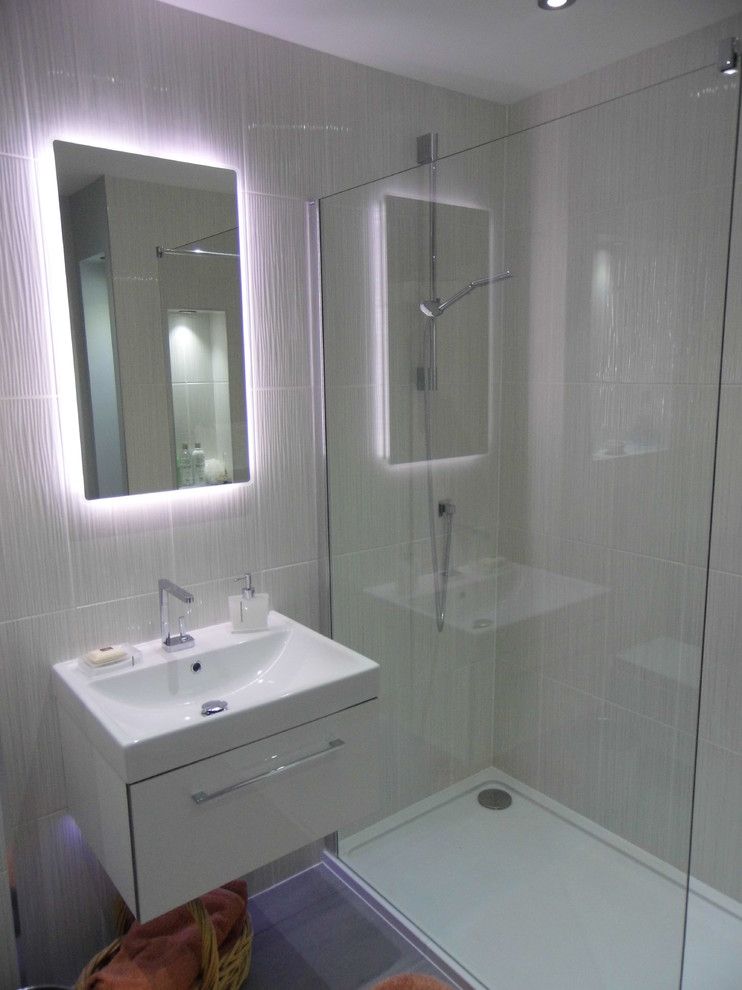 Esempio di una stanza da bagno con doccia design di medie dimensioni con lavabo da incasso, doccia aperta, WC sospeso, piastrelle grigie, piastrelle in gres porcellanato, pareti grigie e pavimento in gres porcellanato