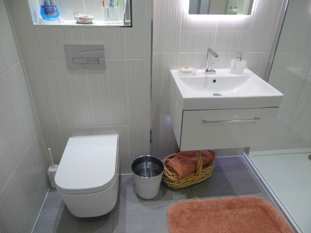Idéer för ett mellanstort modernt badrum med dusch, med ett nedsänkt handfat, en öppen dusch, en vägghängd toalettstol, grå kakel, porslinskakel, grå väggar och klinkergolv i porslin