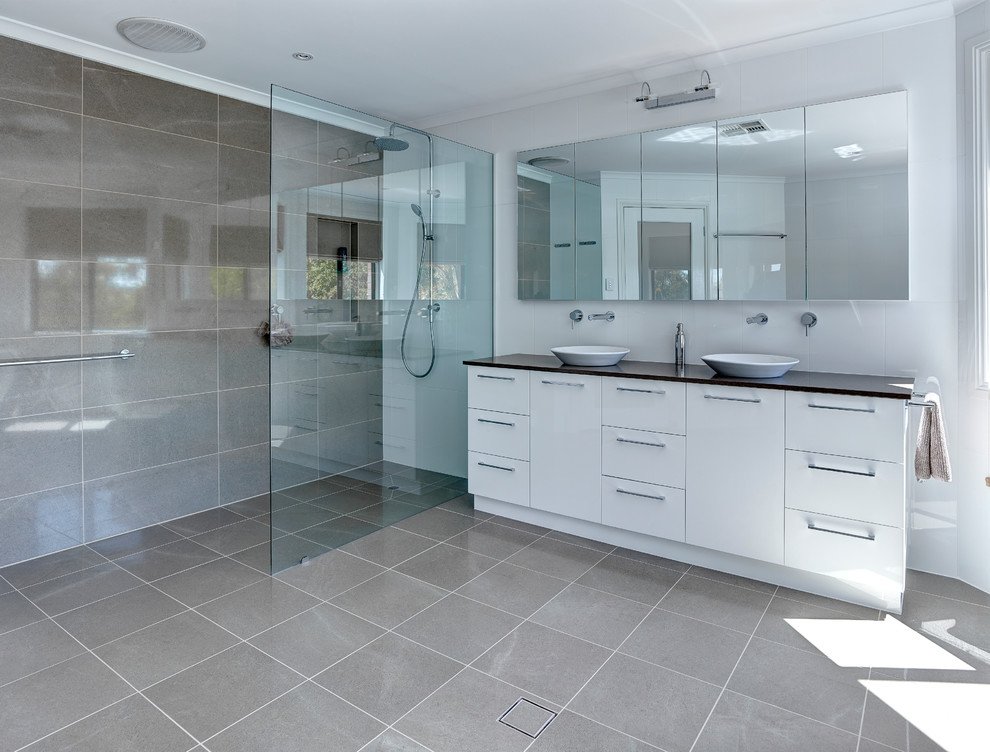 Immagine di una grande stanza da bagno padronale contemporanea con lavabo a bacinella, vasca freestanding e doccia aperta