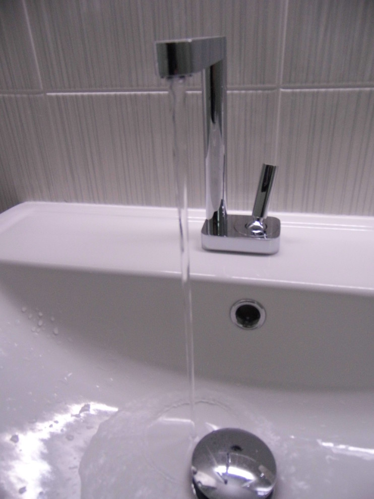 Mittelgroßes Modernes Duschbad mit Wandwaschbecken, offener Dusche, Wandtoilette, weißen Fliesen, weißer Wandfarbe und Porzellan-Bodenfliesen in Glasgow