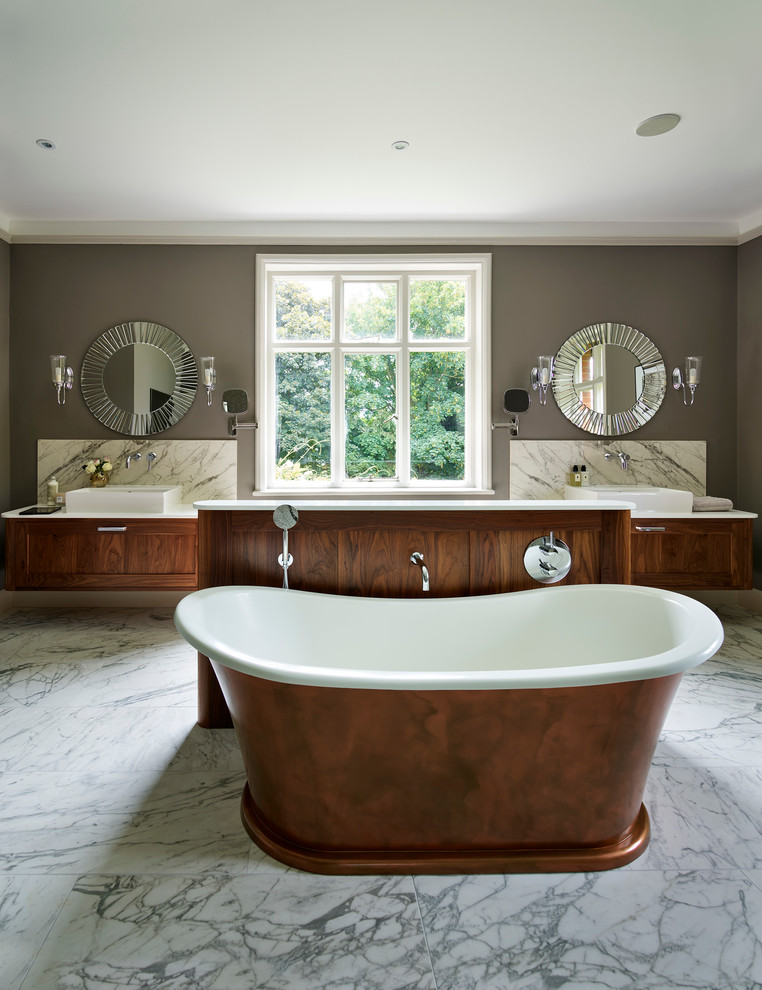 Пример оригинального дизайна: главная ванная комната в стиле неоклассика (современная классика) с фасадами в стиле шейкер, фасадами цвета дерева среднего тона, отдельно стоящей ванной, мраморным полом и коричневыми стенами