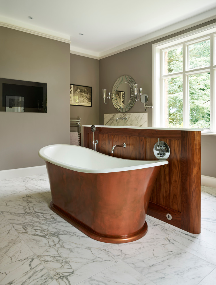 Стильный дизайн: главная ванная комната в стиле неоклассика (современная классика) с отдельно стоящей ванной, серыми стенами и мраморным полом - последний тренд