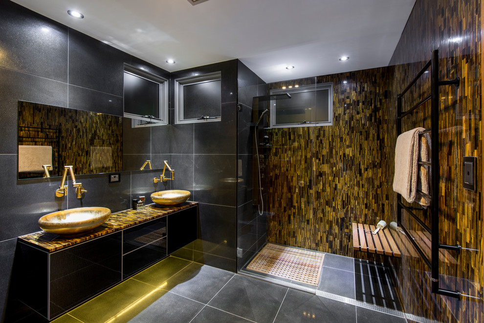 ブリスベンにあるコンテンポラリースタイルのおしゃれな浴室 (オープン型シャワー、オープンシャワー) の写真