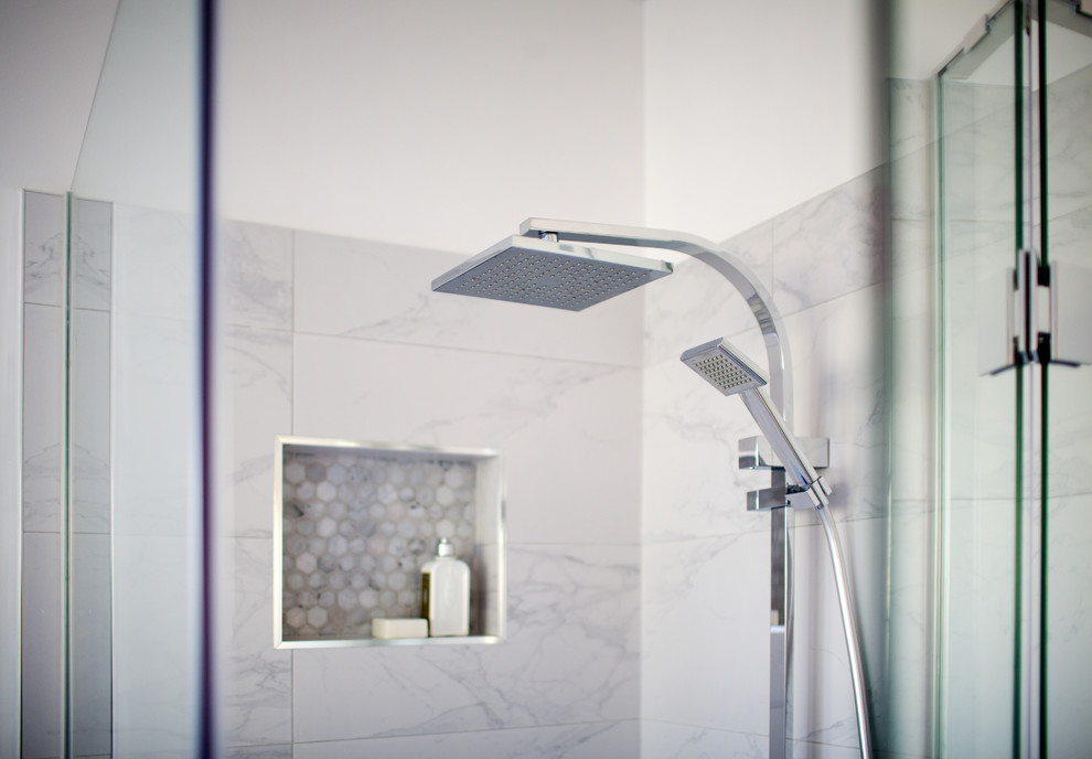 Idee per una stanza da bagno padronale minimal di medie dimensioni con pareti bianche