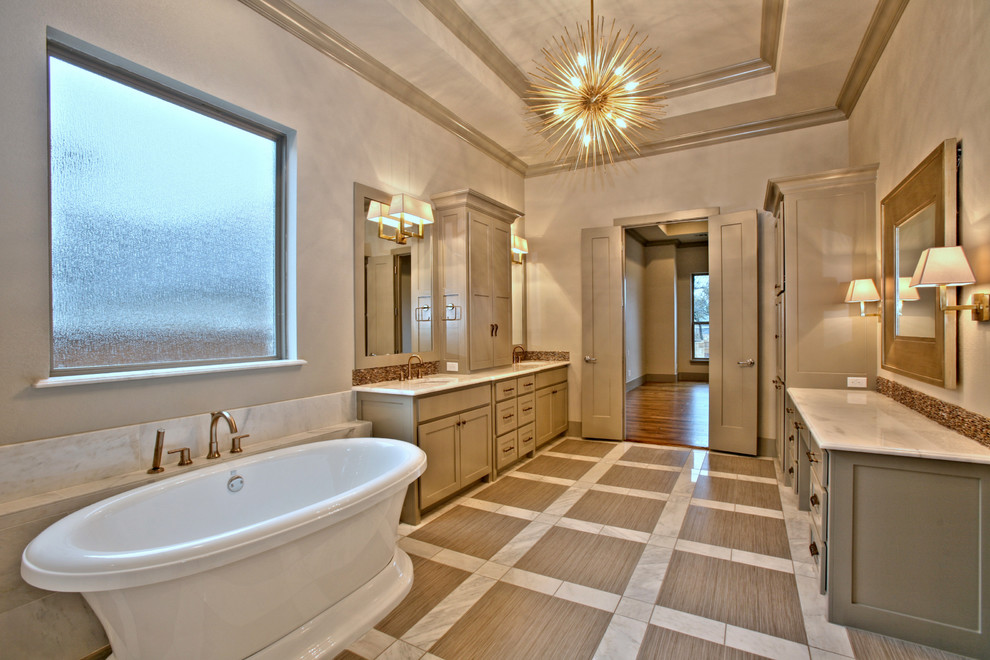 Idéer för ett mycket stort klassiskt en-suite badrum, med ett undermonterad handfat, skåp i shakerstil, grå skåp, marmorbänkskiva, ett fristående badkar, en dusch i en alkov, en toalettstol med separat cisternkåpa, grå kakel, glaskakel, beige väggar och marmorgolv