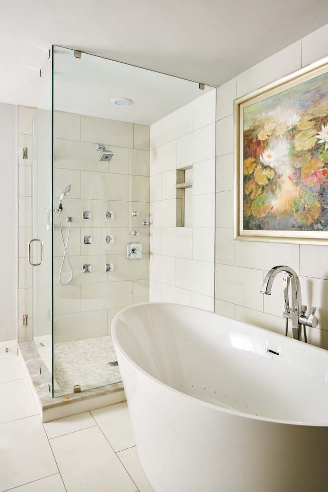 Foto di una grande stanza da bagno padronale classica con ante con riquadro incassato, ante bianche, vasca freestanding, doccia ad angolo, WC monopezzo, piastrelle beige, piastrelle in ceramica, pareti grigie, pavimento con piastrelle in ceramica, lavabo a bacinella, top in onice, porta doccia a battente e pavimento bianco