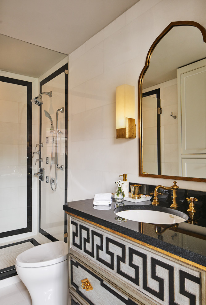Идея дизайна: ванная комната среднего размера в стиле неоклассика (современная классика) с фасадами островного типа, угловым душем, унитазом-моноблоком, белой плиткой, мраморной плиткой, серыми стенами, мраморным полом, врезной раковиной, столешницей из гранита, белым полом и душем с распашными дверями