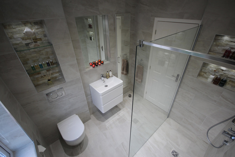 На фото: ванная комната среднего размера в современном стиле с белыми фасадами, открытым душем, серой плиткой, керамогранитной плиткой, желтыми стенами, полом из керамогранита, душевой кабиной и подвесной раковиной