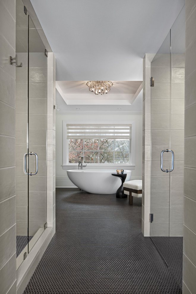 Стильный дизайн: большая главная ванная комната в стиле модернизм с плоскими фасадами, коричневыми фасадами, отдельно стоящей ванной, душем в нише, унитазом-моноблоком, бежевой плиткой, керамогранитной плиткой, бежевыми стенами, полом из мозаичной плитки, врезной раковиной, столешницей из искусственного кварца, коричневым полом, душем с распашными дверями, бежевой столешницей, нишей, сиденьем для душа и многоуровневым потолком - последний тренд